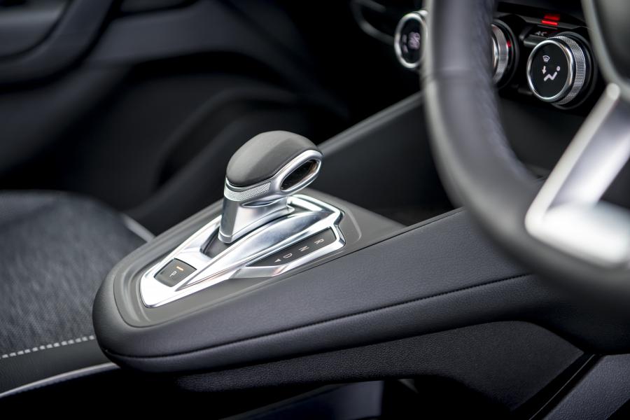Детали интерьера Renault Captur S-Edition 2019 года  (UK) (фото 37 из 40)
